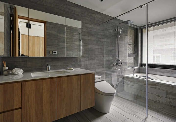 Trong khi đó một phòng tắm lớn hơn sử dụng chất liệu đá, kính và gỗ dùng làm nhà tắm chính và cho khách. Trong khi đó một phòng tắm lớn hơn sử dụng chất liệu đá, kính và gỗ dùng làm nhà tắm chính và cho khách.