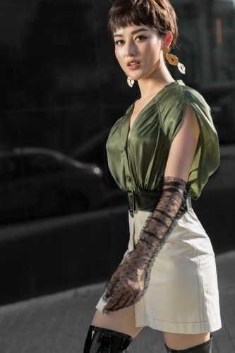 Là một sinh viên của Học viện thời trang London, nàng á hậu sinh năm 1995 chắc chắn đã không thể bỏ qua những lời bình luận này.