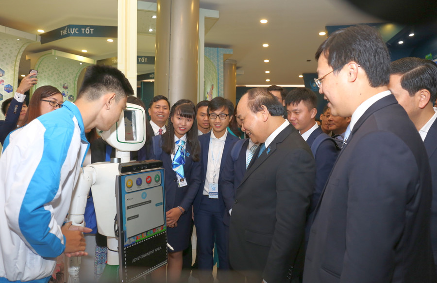 Thủ tướng Nguyễn Xuân Phúc thăm quan triễn lãm "Khát vọng sinh viên Việt Nam" ngày 10/12, tại Đại hội X Hội Sinh viên Việt Nam (nguồn: doanthanhnien) Thủ tướng Nguyễn Xuân Phúc thăm quan triễn lãm