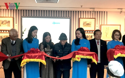 Hoạ sĩ Nguyễn Thụ và các khách mời cắt băng khai mạc triển lãm