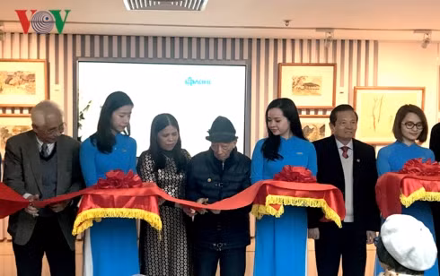 Hoạ sĩ Nguyễn Thụ và các khách mời cắt băng khai mạc triển lãm