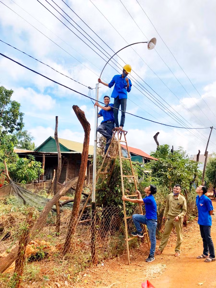  Thanh niên xã Ia Le (huyện Chư Pưh) lắp đặt các cụm bóng đèn. Ảnh: Thủy Bình