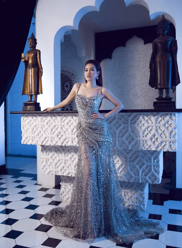  Người đẹp khoe dáng đồng hồ cát, đặc biệt là vòng ba nảy nở khi diện váy đuôi cá, ôm khít cơ thể.