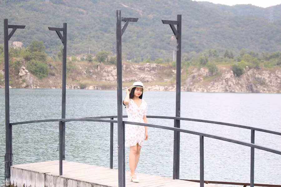 Một bạn trẻ tạo dáng 