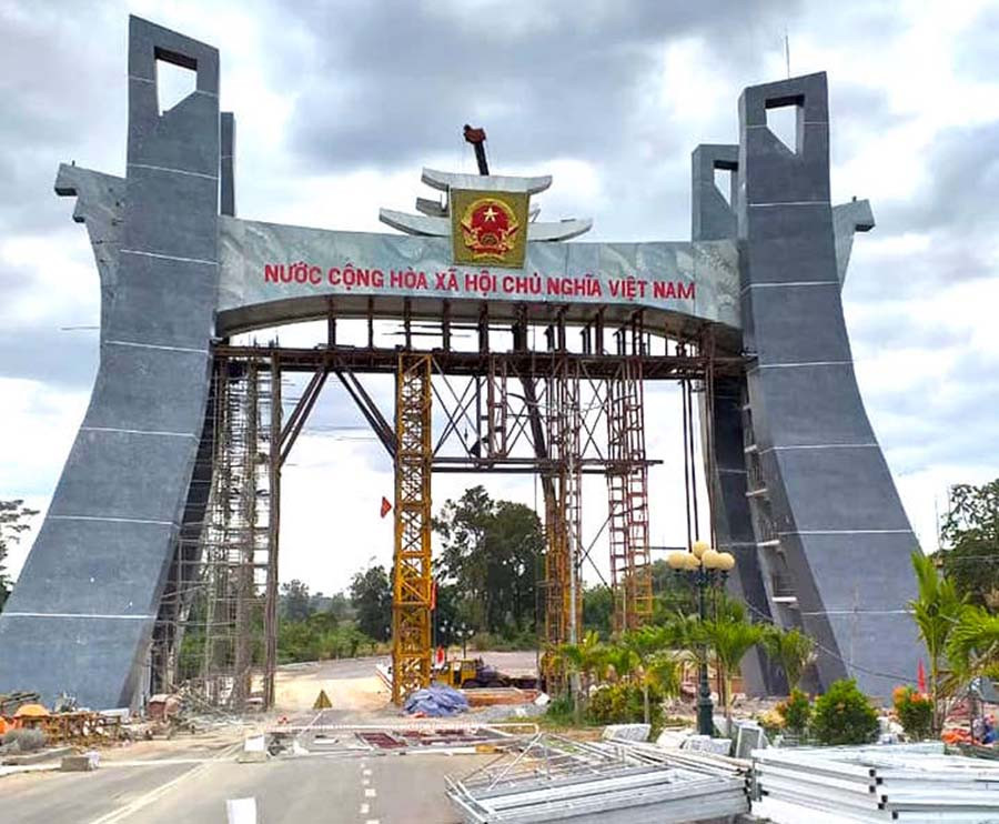 Thi công hạng mục cuối cùng Quốc môn Cửa khẩu Quốc tế Lệ Thanh. Ảnh: Hà Duy