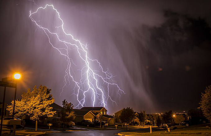 Bé Salsabila Ayu Putri mất mạng vì điện giật khi cầm điện thoại đang cắm sạc chơi lúc trời có sét. Ảnh minh họa: Wesley West.