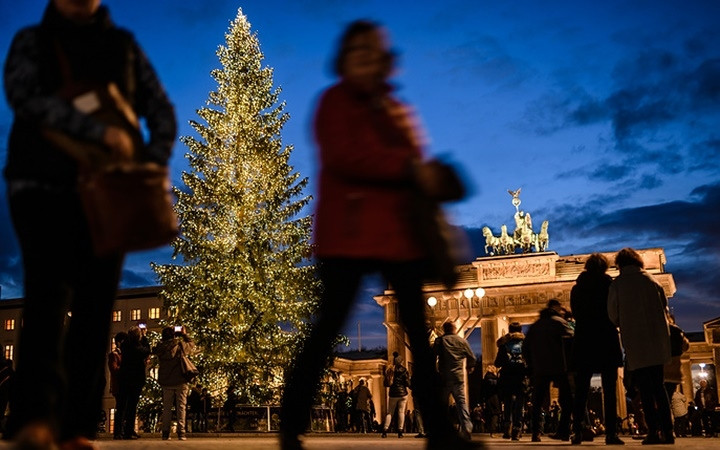  Cây thông Noel trước Cổng Brandenburg, thủ đô Berlin, Đức. Ảnh: EPA-EFE