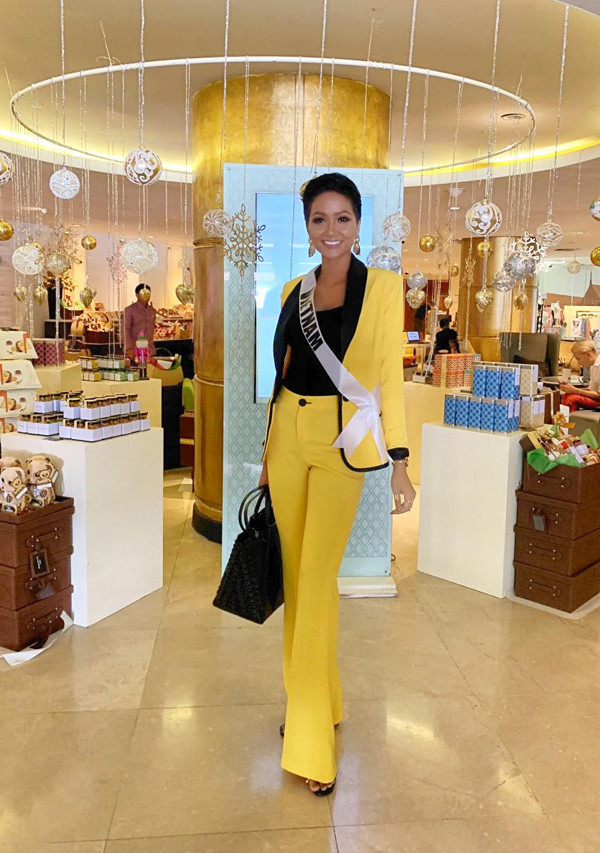 Ngoài gam trắng - tông màu luôn được H'Hen Niê ưu ái, thời gian gần đây người đẹp còn nhiệt tình lăng xê tông vàng.