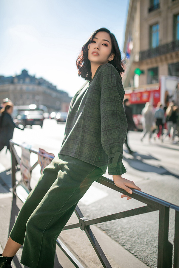 Bên cạnh các mẫu chân váy kết hợp áo khoác, Hoàng Thuỳ còn sử dụng thêm các mẫu quần dạ tôn nét trẻ trung và cá tính. Bên cạnh các mẫu chân váy kết hợp áo khoác, Hoàng Thuỳ còn sử dụng thêm các mẫu quần dạ tôn nét trẻ trung và cá tính.