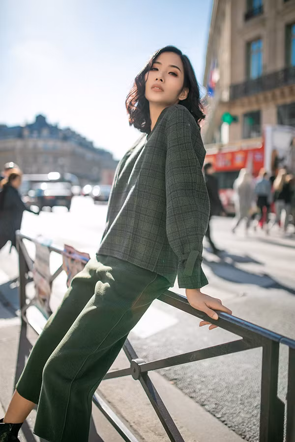 Bên cạnh các mẫu chân váy kết hợp áo khoác, Hoàng Thuỳ còn sử dụng thêm các mẫu quần dạ tôn nét trẻ trung và cá tính.