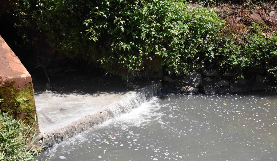 Địa điểm xả thải tại khu vực cầu Trà Đa nước luôn có màu đen và bốc mùi. Ảnh: Hà Phương