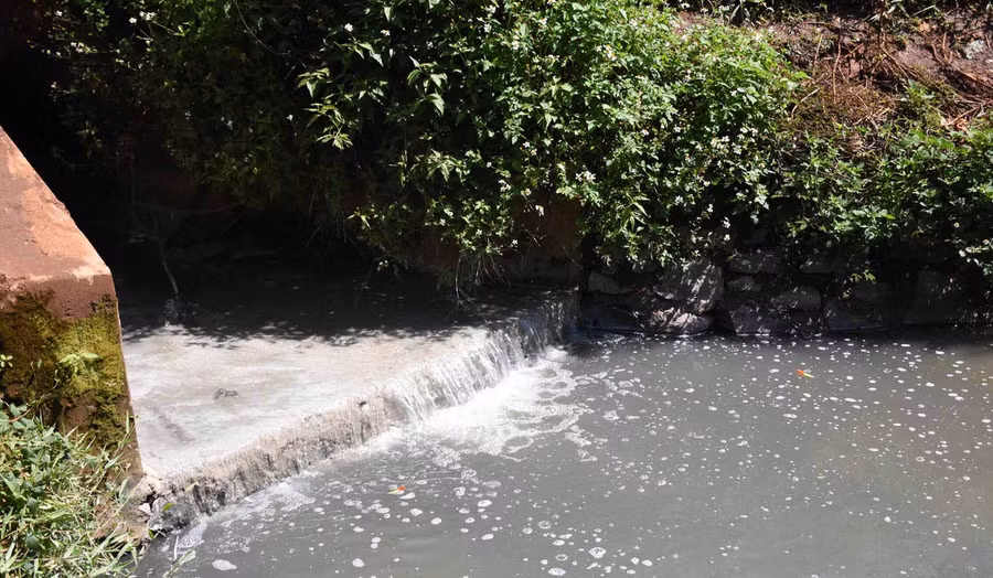 Địa điểm xả thải tại khu vực cầu Trà Đa nước luôn có màu đen và bốc mùi. Ảnh: Hà Phương