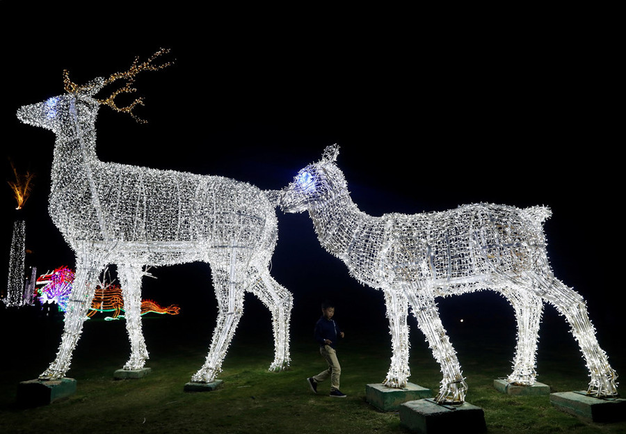 Trong ảnh là tiểu cảnh hình trang trí mừng năm mới tại quảng trường Soho ở thành phố nghỉ dưỡng Sharm el-Sheikh, Ai Cập. Một vụ đánh bom xe tại Ai Cập đã làm 3 người thiệt mạng, trong đó có 2 công dân Việt Nam, vào cuối tuần trước, khiến an ninh càng được siết chặt tại đất nước vốn đã lao đao vì khủng bố trong những năm qua. Ảnh: Reuters.