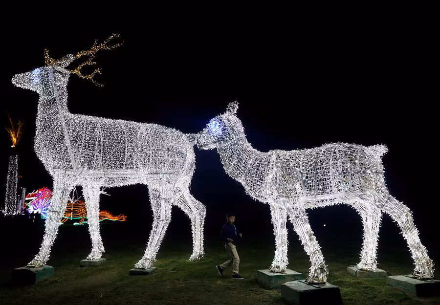 Trong ảnh là tiểu cảnh hình trang trí mừng năm mới tại quảng trường Soho ở thành phố nghỉ dưỡng Sharm el-Sheikh, Ai Cập. Một vụ đánh bom xe tại Ai Cập đã làm 3 người thiệt mạng, trong đó có 2 công dân Việt Nam, vào cuối tuần trước, khiến an ninh càng được siết chặt tại đất nước vốn đã lao đao vì khủng bố trong những năm qua. Ảnh: Reuters.