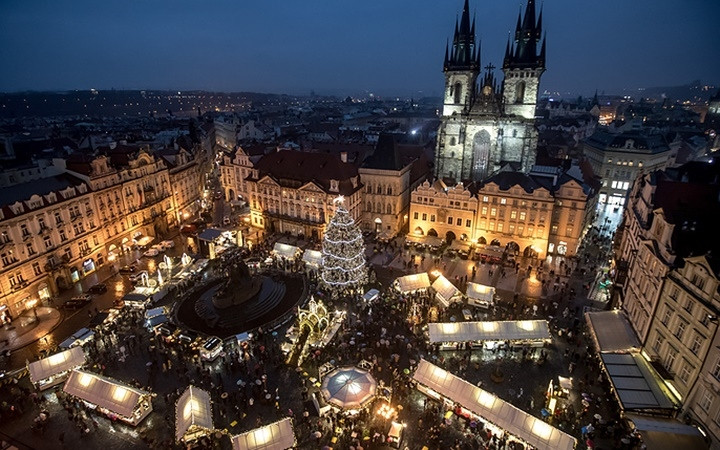 Đèn trang trí thắp sáng rực Quảng trường Old Town, làm mê hoặc du khách. Ảnh: EPA-EFE