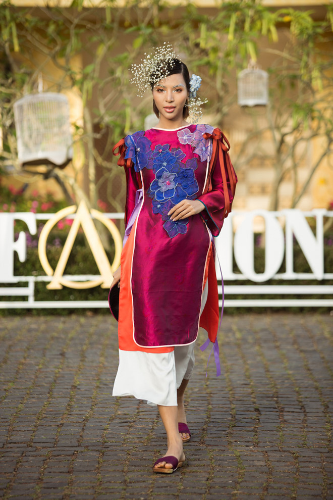  Show diễn mang đến khán giả 3 bộ sưu tập khác nhau. Mở màn là các thiết kế áo dài được biến tấu với sự đan xen của nhiều gam màu nổi bật cùng phom dáng suông. Sự kết hợp màu sắc bị đánh giá sến sẩm, quê mùa cùng chi tiết đính kết hoa kém tinh tế.