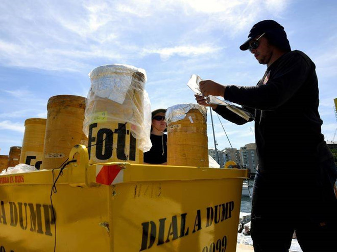  Các chuyên gia chất nổ chuẩn bị cho sự kiện bắn pháo hoa tại Sydney. Ảnh: Northern Daily Leader.