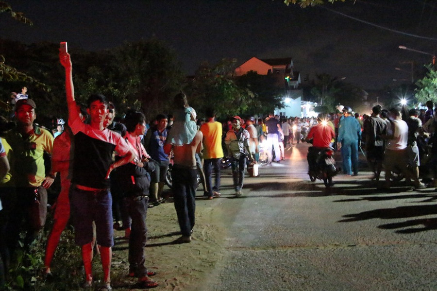  Người dân theo dõi lực lượng chức năng chữa cháy.