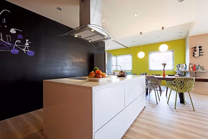  Đảo bếp đơn giản đặt cạnh một tấm bảng màu đen, nơi chủ nhân có thể thoải mái sáng tạo với những công thức nấu nướng. 