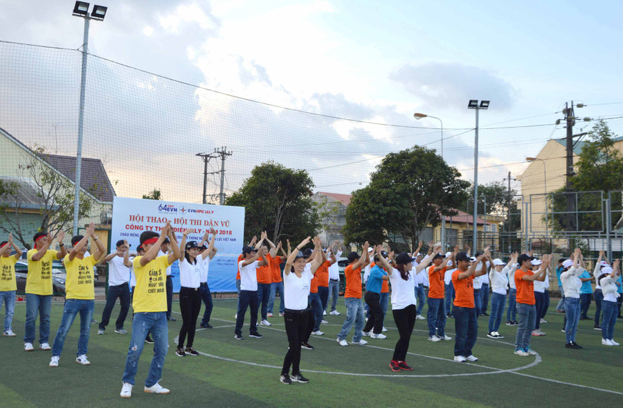 Các VĐV thực hiện màn dân vũ. Ảnh: Minh Vỹ