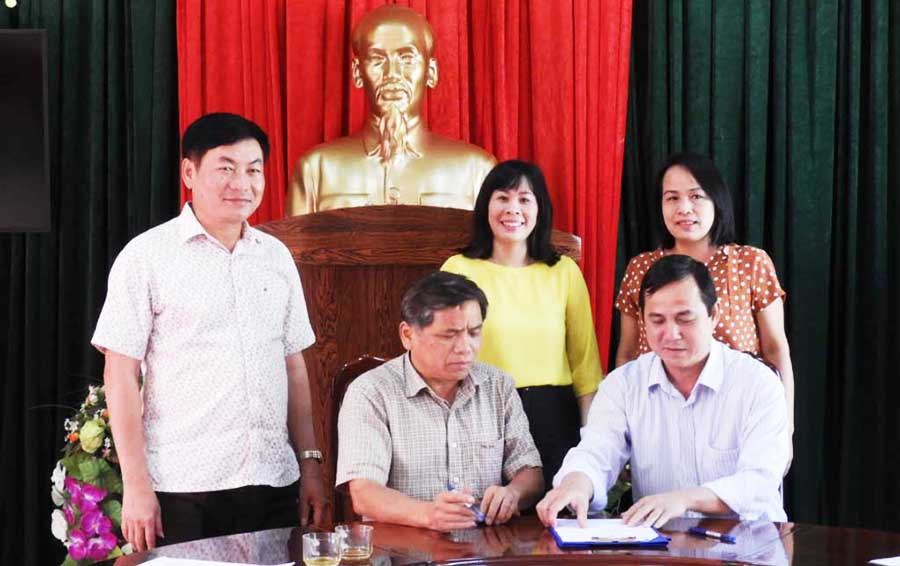  Trưởng ban Dân vận Tỉnh ủy và Chủ tịch Hội Nhà báo tỉnh ký kết Chương trình phối hợp công tác năm 2019. Ảnh: T.N