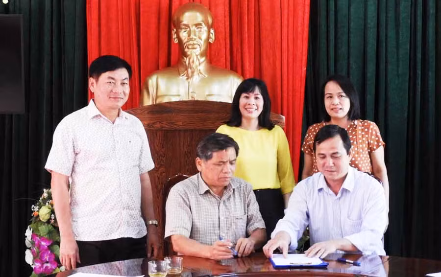  Trưởng ban Dân vận Tỉnh ủy và Chủ tịch Hội Nhà báo tỉnh ký kết Chương trình phối hợp công tác năm 2019. Ảnh: T.N