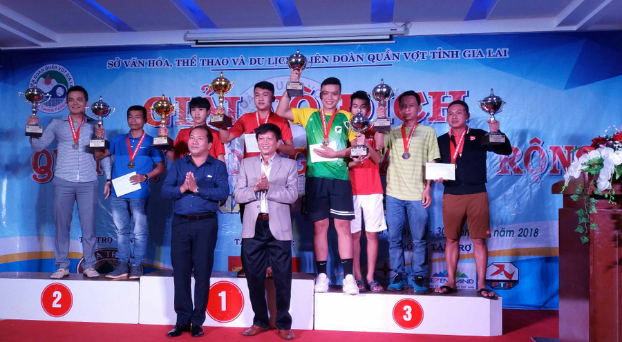 Ban tổ chức trao cúp và phần thưởng nội dung đôi nam điểm trình 1.600. Ảnh: Như Nguyện