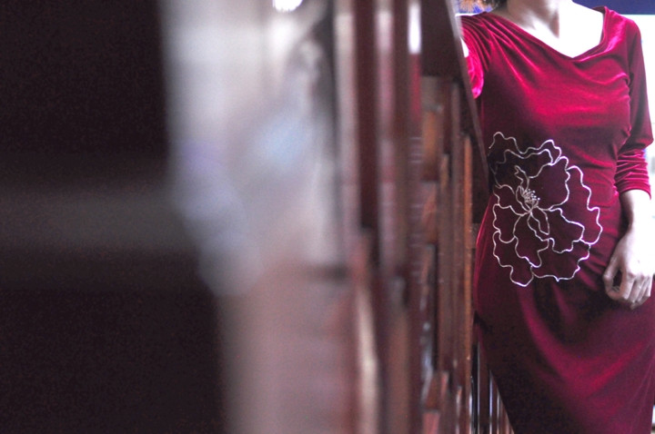  Lớp nhung mịn óng đặc biệt sang trọng trên những tone màu trầm hoặc ấm như đen, xanh cổ vịt và đỏ.