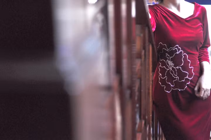 Lớp nhung mịn óng đặc biệt sang trọng trên những tone màu trầm hoặc ấm như đen, xanh cổ vịt và đỏ. Lớp nhung mịn óng đặc biệt sang trọng trên những tone màu trầm hoặc ấm như đen, xanh cổ vịt và đỏ.