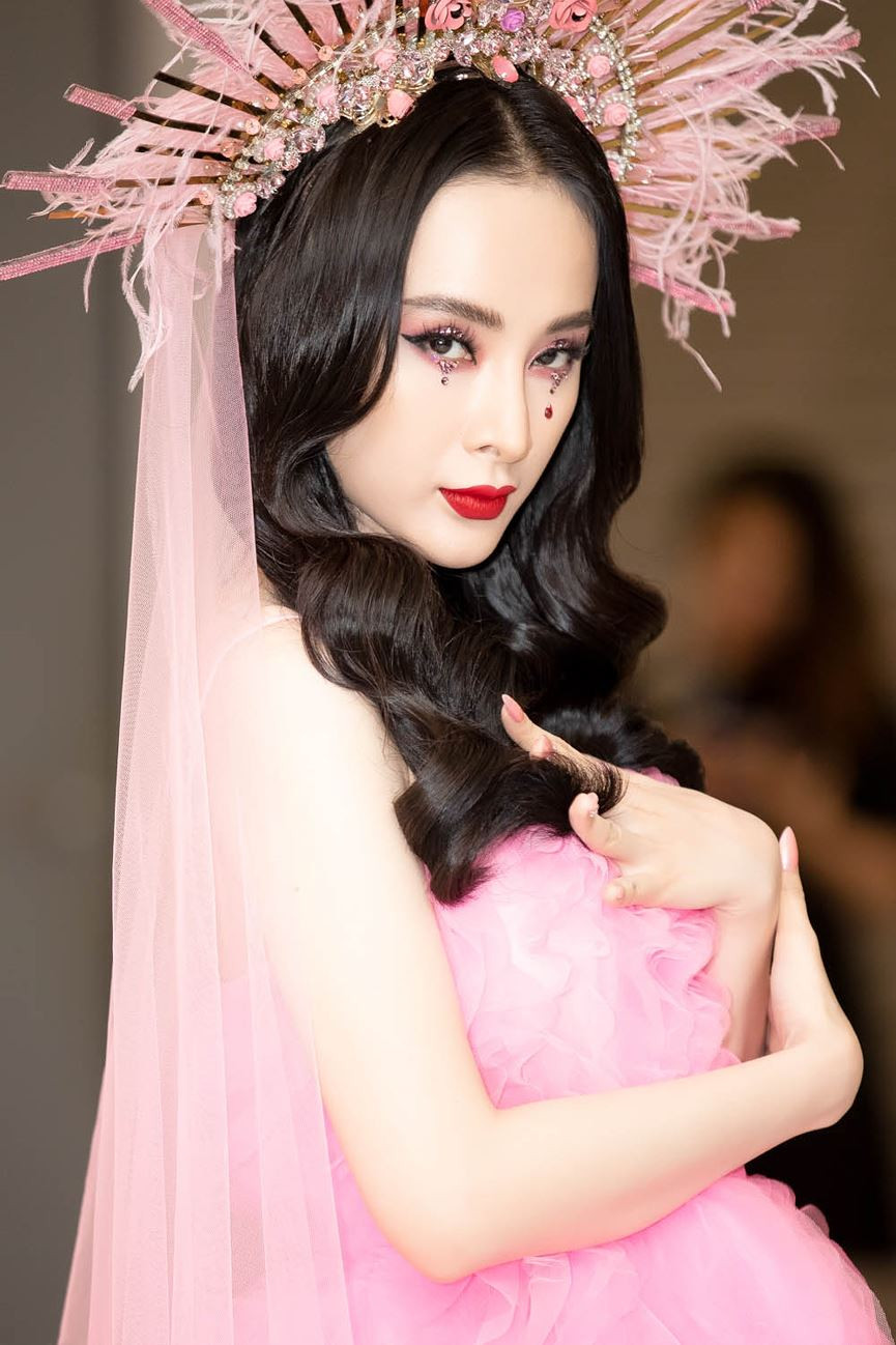  Mái tóc gợi sóng cùng đôi môi đỏ mọng càng giúp nữ diễn viên ghi điểm bởi sự quyến rũ pha lẫn ngọt ngào.