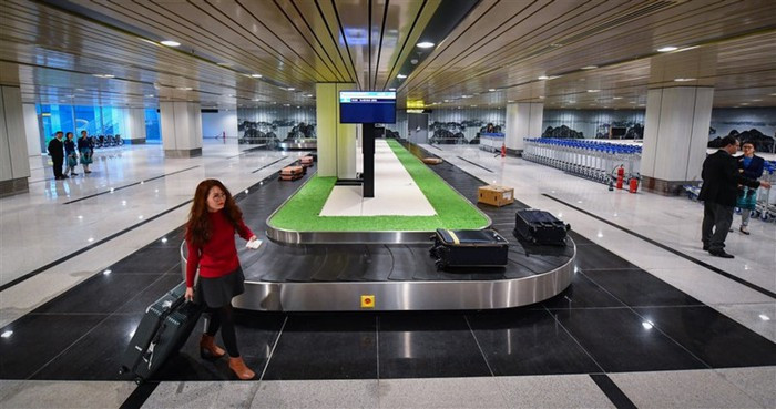 Chưa hết, hệ thống băng tải hành lý được thiết kế thông minh, linh động với 3 làn băng chuyền vận chuyển. Trong đó, 2 làn dành cho nội địa và quốc tế, một làn để dự phòng. Trường hợp 2 làn băng chuyền chính gặp sự cố thì làn còn lại sẽ đảm bảo cho hành lý ở khu vực nội địa và quốc tế hoạt động bình thường.