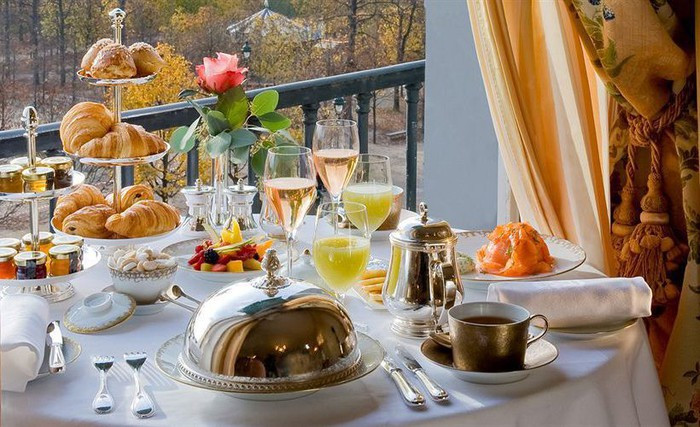  Tại Paris, chi phí trung bình để ăn một bữa ở Le Meurice là 500 USD