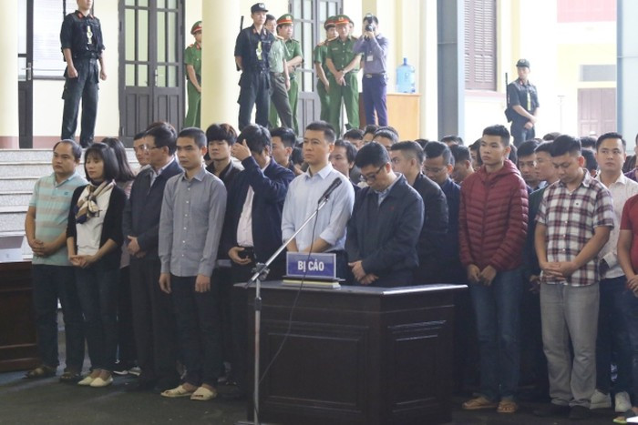 Các bị cáo tại phiên tòa xét xử đường dây đánh bạc (nguồn báo nhandan)  Các bị cáo tại phiên tòa xét xử đường dây đánh bạc (nguồn báo nhandan)