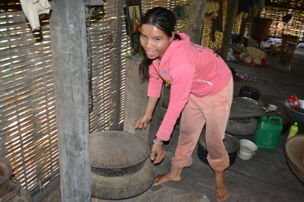 Chị con gái của bok Chil vẫn hàng ngày từ làng mới về nấu cơm cho cha và chăm sóc rẫy vườn ở gần đó. Làng cũ vẫn là niềm đau đáu của người dân làng Kon Sơ Lăl.