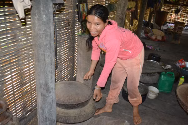 Chị con gái của bok Chil vẫn hàng ngày từ làng mới về nấu cơm cho cha và chăm sóc rẫy vườn ở gần đó. Làng cũ vẫn là niềm đau đáu của người dân làng Kon Sơ Lăl.