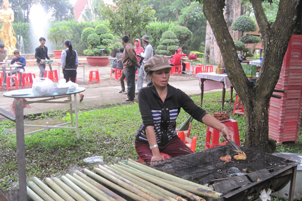 Phục vụ cơm lam-gà nướng tại chỗ. Ảnh: Hồng Thi