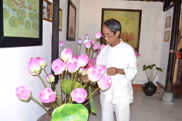  Kỷ lục gia luôn đau đáu với nghề làm hoa sen giấy Thanh Tiên. Ảnh: Quang Sang