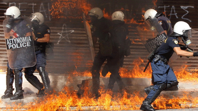 Cuộc biểu tình đã biến thành bạo loạn giữa thủ đô Athens. Cuộc biểu tình đã biến thành bạo loạn giữa thủ đô Athens.