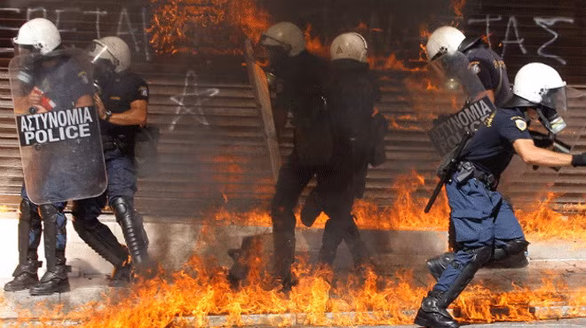 Cuộc biểu tình đã biến thành bạo loạn giữa thủ đô Athens.