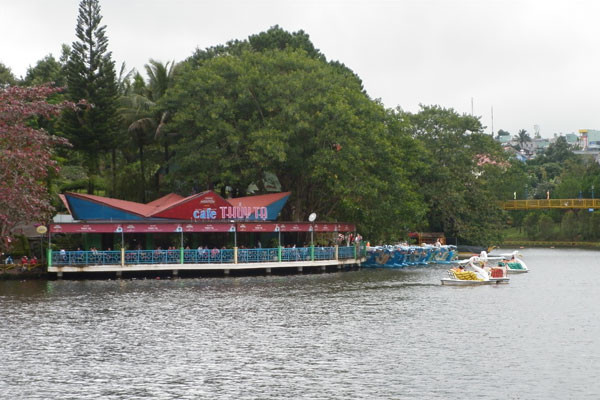 Cà phê Thủy Tạ tại Công viên Diên Hồng hút khách. Ảnh: Trần Dung