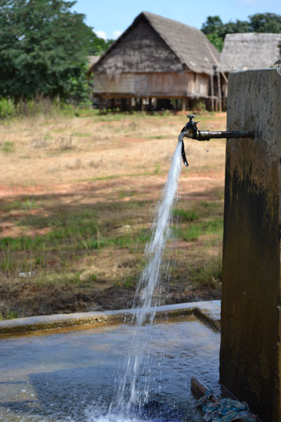 Những giọt nước chảy tràn cả ngày lẫn đêm một cách vô nghĩa vì hầu như chẳng để phục vụ ai.
