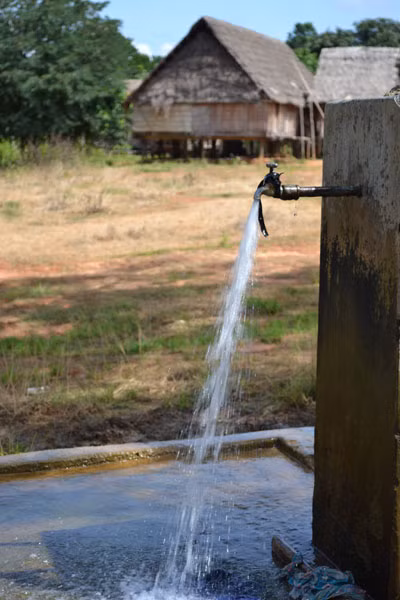 Những giọt nước chảy tràn cả ngày lẫn đêm một cách vô nghĩa vì hầu như chẳng để phục vụ ai.