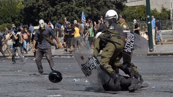 Một người biểu tình bị cảnh sát trấn áp.