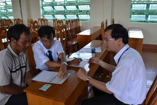 Tổ chức thi vấn đáp lý thuyết cho người DTTS có trình độ văn hóa thấp. Ảnh: Lê Lan Tổ chức thi vấn đáp lý thuyết cho người DTTS có trình độ văn hóa thấp. Ảnh: Lê Lan