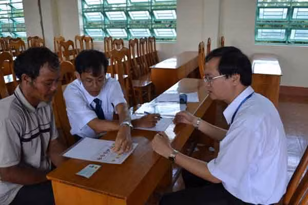 Tổ chức thi vấn đáp lý thuyết cho người DTTS có trình độ văn hóa thấp. Ảnh: Lê Lan