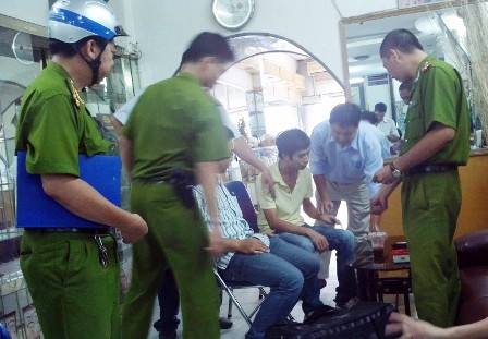 Ngày 28-9, công an quận Bình Thạnh cho biết đang điều tra làm rõ vụ việc một nhóm người giả danh là phóng viên của Đài truyền hình Việt Nam (VTV) đến một doanh nghiệp để thực hiện mục đích tống tiền. Ngày 28-9, công an quận Bình Thạnh cho biết đang điều tra làm rõ vụ việc một nhóm người giả danh là phóng viên của Đài truyền hình Việt Nam (VTV) đến một doanh nghiệp để thực hiện mục đích tống tiền.