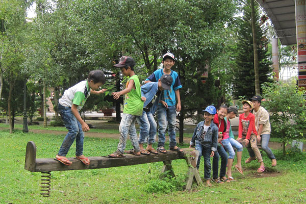 Trò chơi cầu bập bênh thu hút trẻ em đến vui chơi. Ảnh: Hồng Thi