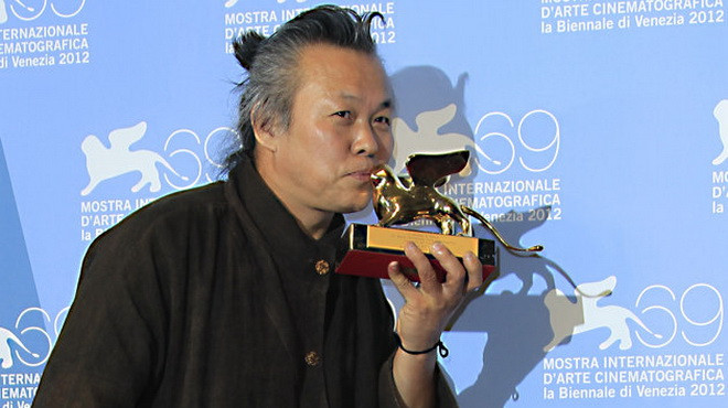 Đạo diễn Kim Ki Duk hôn tượng Sư tử vàng. Đạo diễn Kim Ki Duk hôn tượng Sư tử vàng.