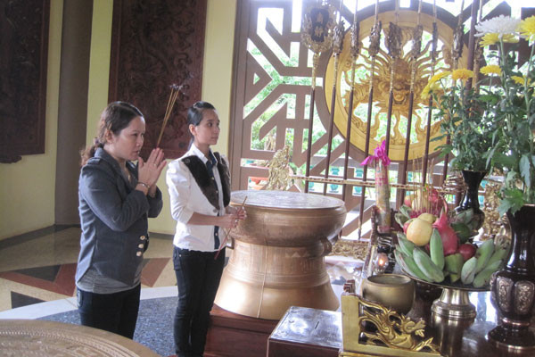 Thắp hương tưởng niệm tại Đền thờ vua Hùng ở Công viên Đồng xanh. Ảnh: Hồng Thi