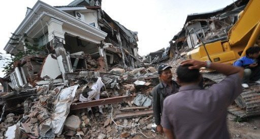 Quang cảnh hoang tàn sau 1 trận động đất ở Indonesia.
